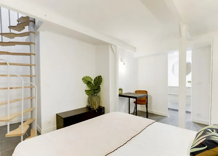 Nice Apartment Renovated And Bright Street Side