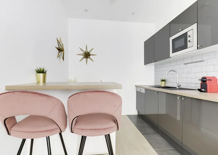 Nice Apartment Renovated And Bright Street Side
