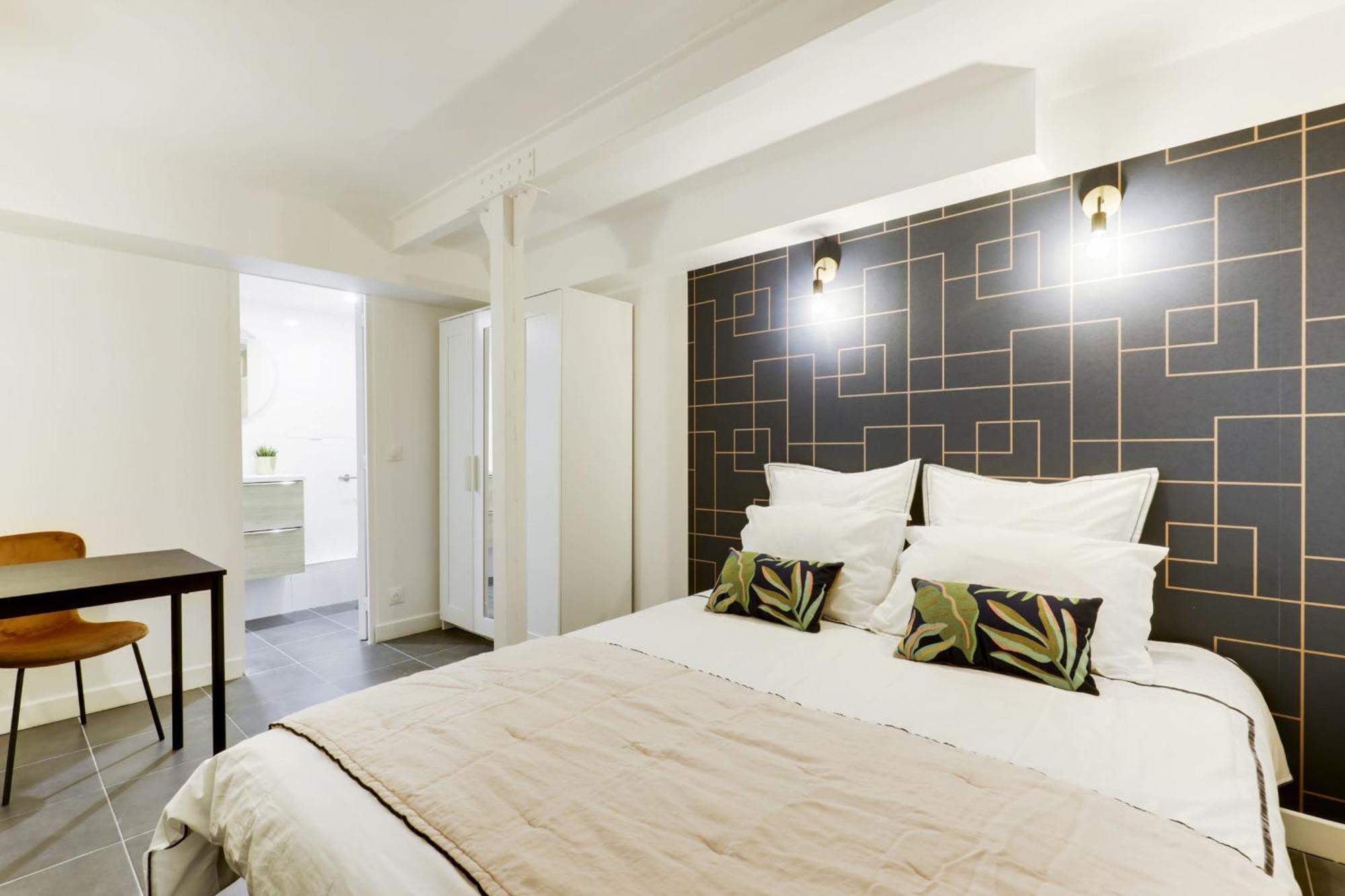 Renovated&bright - Street Side *