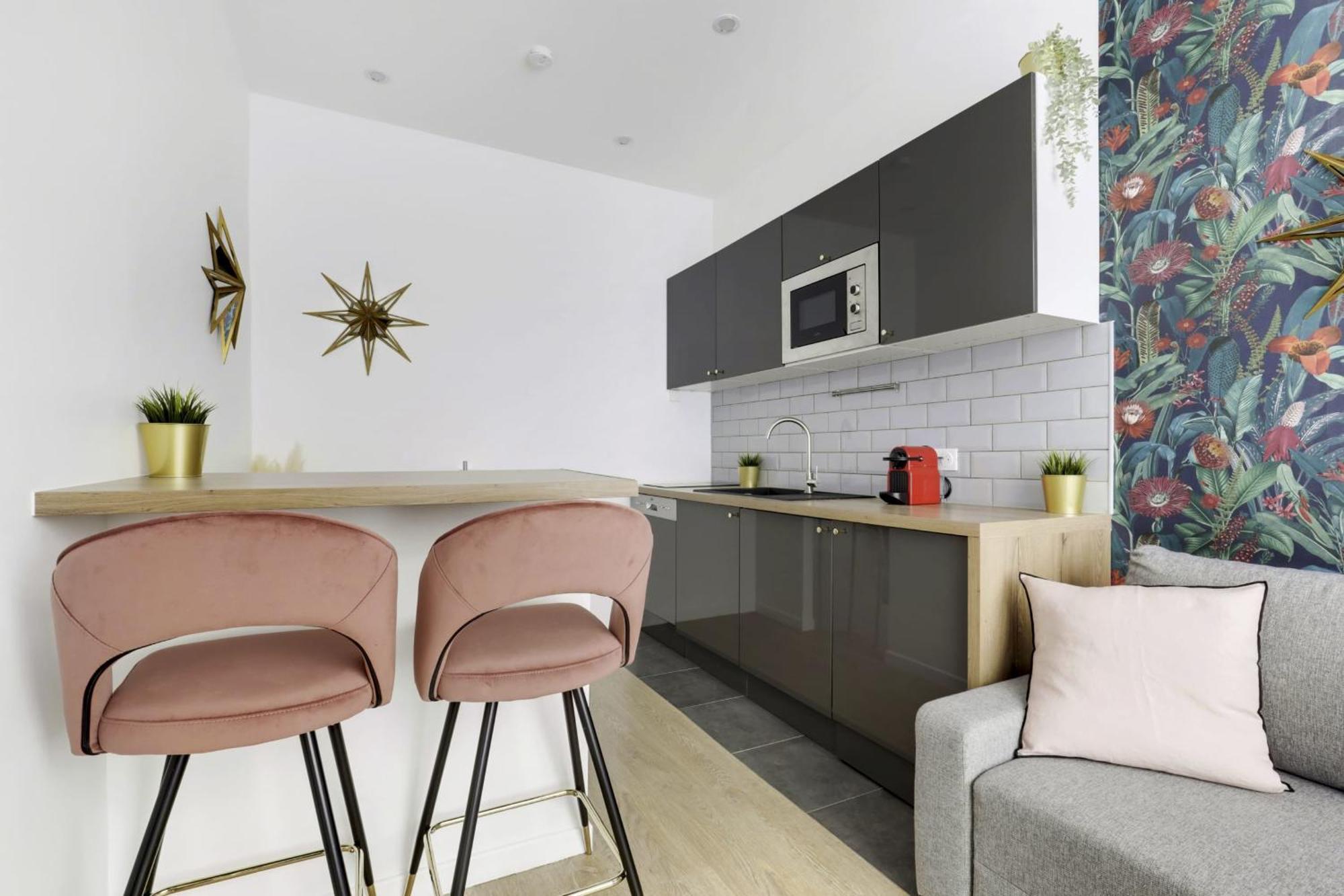 Renovated&bright - Street Side