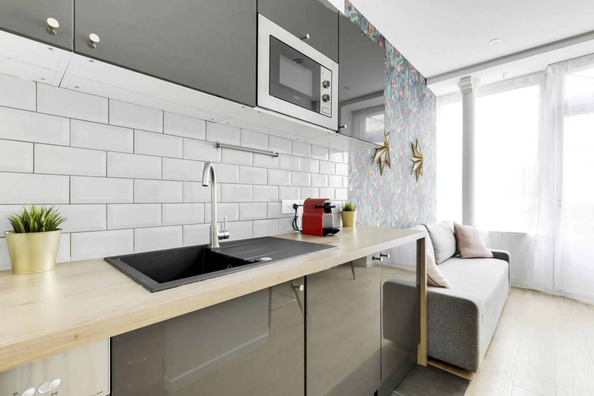 Renovated&bright - Street Side Appartement